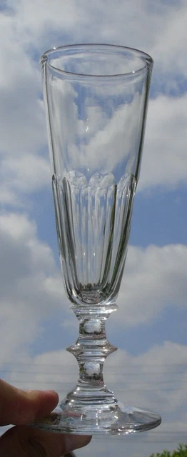 Flûte à champagne en verre taillé, modèle Caton. XIXe s Haut. 17,2 cm
