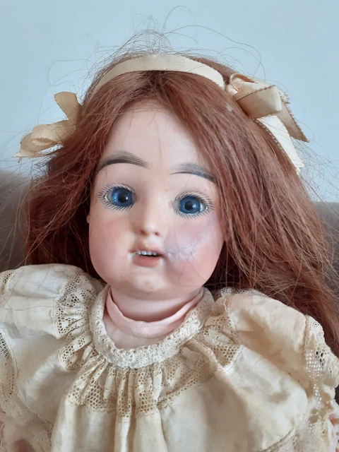 POUPÉE ANCIENNE EN PORCELAINE- AVEC SON COLLIER