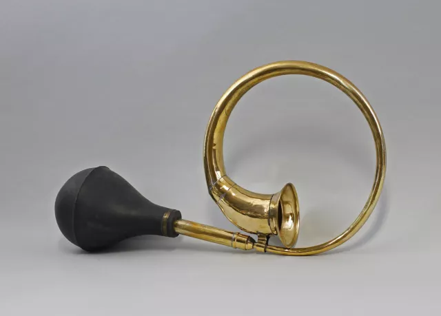 9977471-d Nostalgic Vintage Car Horn/Horn Brass