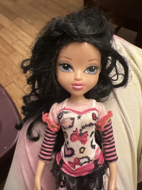 BRATZ Moxie Girlz LEXA Doll Black Hair Gray Eyes w/Original Outfit - MGA Read 2