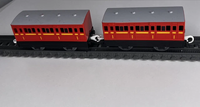 TOMY TRACKMASTER THOMAS The Tank Engine Red Passenger Coaches x 2 Pair ...