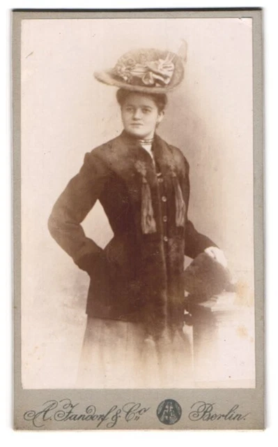 Fotografie A. Jandorf Co., Berlin, Spittelmarkt 16-17, Dame mit Pelz und Hut