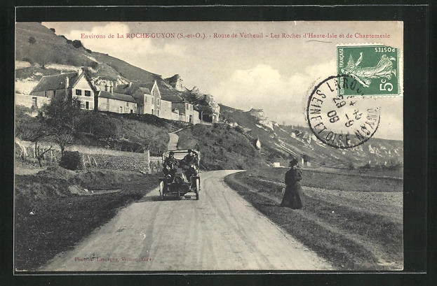 CPA La Roche-Guyon, Route de Vétheuil, street view with automobile 1909