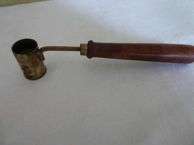 DOSEUR À POUDRE et à plomb en laiton et manche en bois
