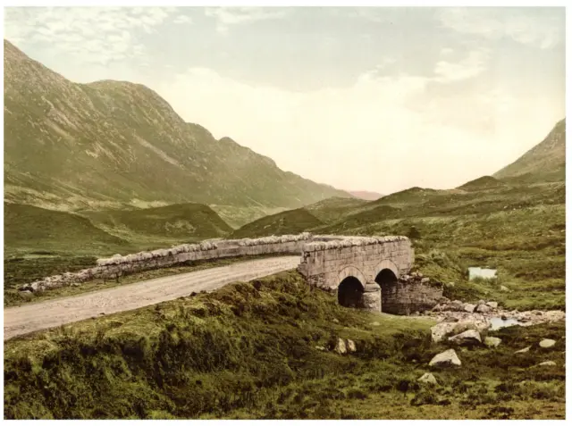 Irelande, Donegal, In Barnesmore Gap, at Barnes Old Bridge. PZ vintage photochro