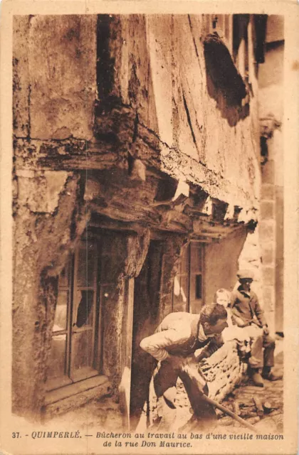 CPA Quimperlé - Bucheron au travail au bas d'une vieille maison (134075)