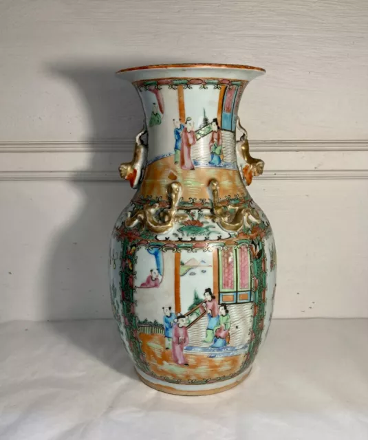 Important vase en porcelaine de Canton à décor polychrome de scène animée. Chine