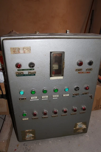 Armoire électrique ancienne commande d'éclairage pylônes SNCF pour triage.  2