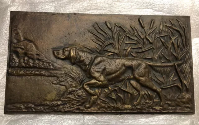 Chasse. Plaque en bronze représentant un chien à l'arrêt dans un paysage