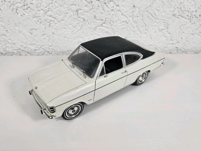 Revell 1/18 Opel Kadett Olympia A Coupé 1968 Blanche – état Neuf