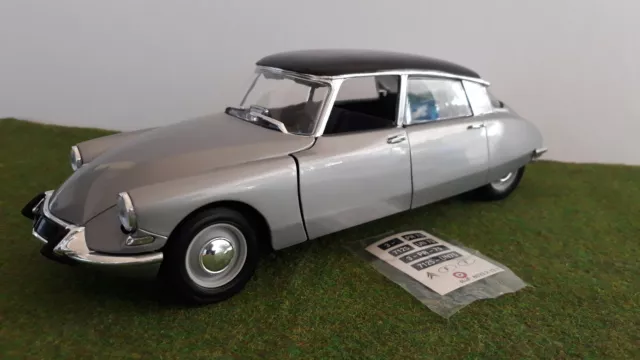 CITROËN DS berline 1963 grise toit noir 1/18 SOLIDO 7228 voiture miniature coll.