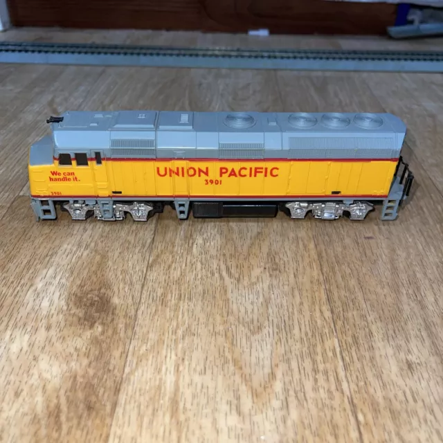 Life-Like Union Pacific Engine #3901 HO Diesel Powered Locomotive Runs