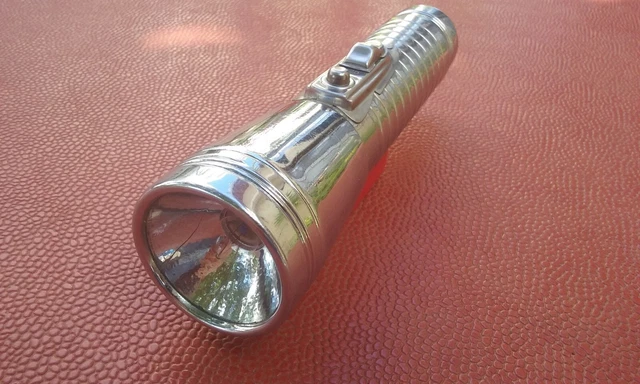 LA PILE LECLANCHÉ LAMPE TORCHE/FLASHLIGHT