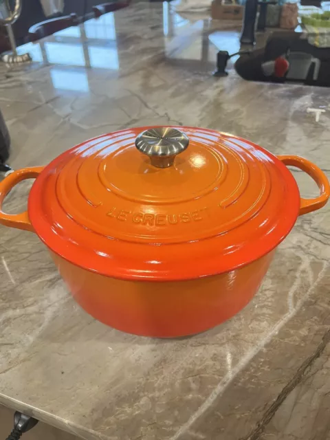 Le Creuset Signature Cast Iron 7 1/4-Qt Round Dutch Oven, Flame Orange Pre-owned