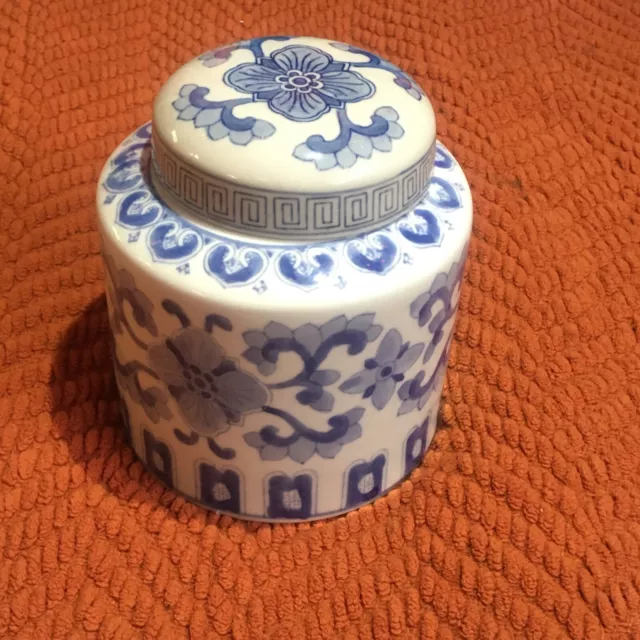 VTG  Beautiful Porcelain blue And White ginger Jar MADE IN CHINA 6” Tall Floral