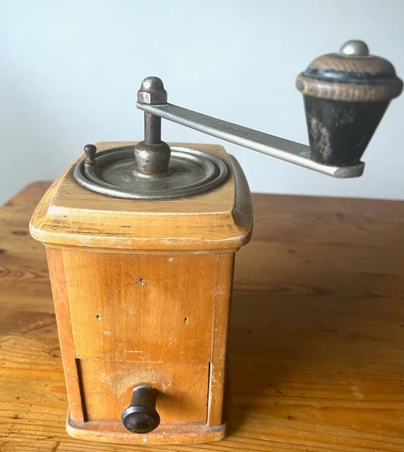 Antike Kaffeemühle von Dienes