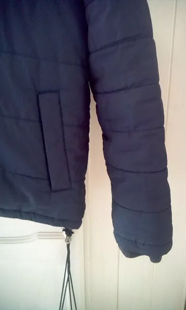 Manteau rembourré marine garçon Hugo Boss avec capuche détachable... 14S,.TRÈS BON ÉTAT 2