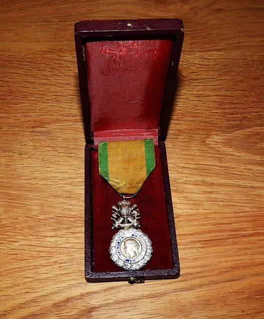 Ancienne Boîte à Bijoux En Forme De Médaille Militaire - Occasion - Décoration Vintage