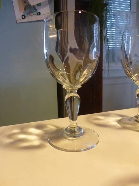 BELLE SERIE DE 8  grand verre à vin à pied ancien en verre très bon état