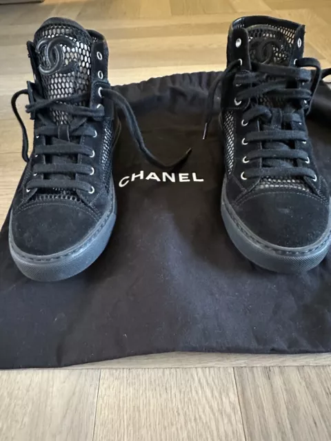 CHANEL SCARPE DA ginnastica con lacci alte in pelle scamosciata