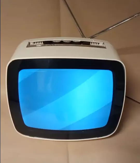 Televisore vintage Indesit 12Li bianco anni '70