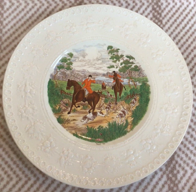 Lot De 8 Assiettes Wedgwood Queensware Rose Sur Crémé, Motif Raisins En Relief - Occasion