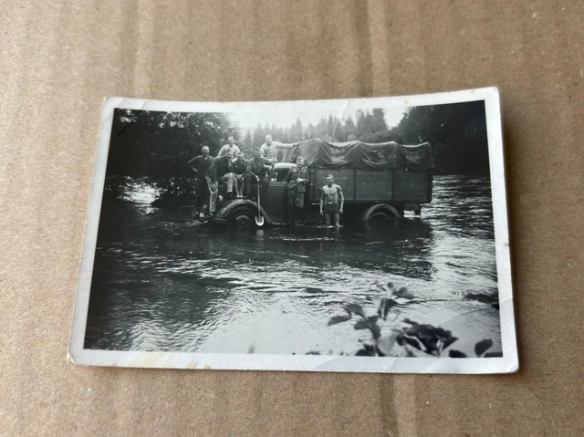 PHOTO SOLDAT ALLEMAND WW2 Luftwaffe posent devant leur baraquement