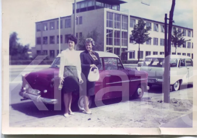 altes Foto Frauen am Auto, 1950er, 7x10cm
