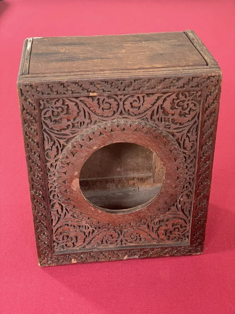 ANCIENNE BOÎTE EN Bois Sculpté. profil d'un homme au cheveux longs et ANCIENNE BOÎTE EN Bois Sculpté. profil d'un homme au cheveux longs et