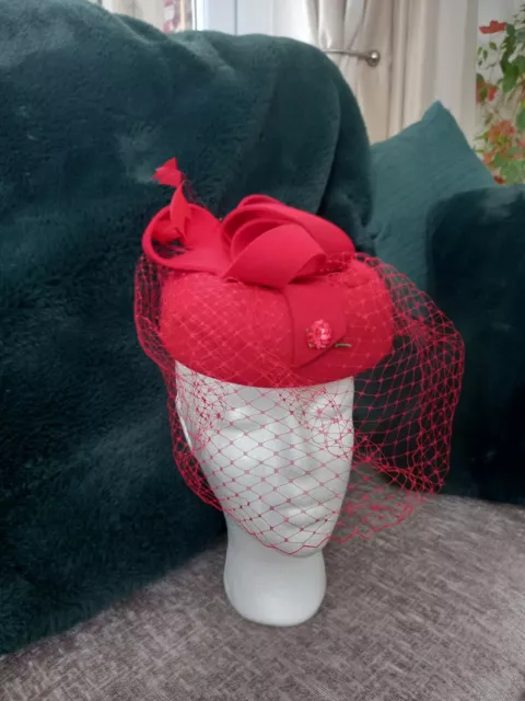1940s style Ladies red veil hat & crochet hair net