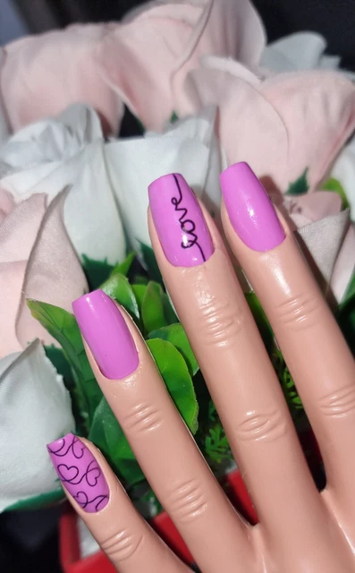 Gel gehärtet, Acryl, rosa Nägel mit Herzen und Liebe Design, gefälschte Nägel