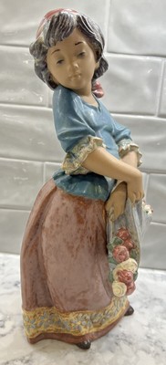 NICE LLADRO DAISA 1978 RETIRED FIGURINE "Girl Carrying Flowers"  12.5"