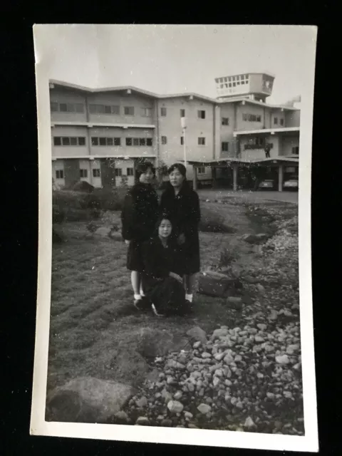 #749 Giapponese Vintage Foto 1940s / Girl Uniforme Scuola Viaggio Commemorativa