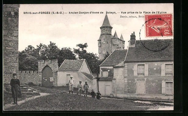 CPA Briis-sous-Forges, Ancien Donjon d´Anne de Boleyn-Vue prise de la Place de