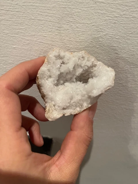 Quarz Druse mini Geode mit kleinen Bergkristallen