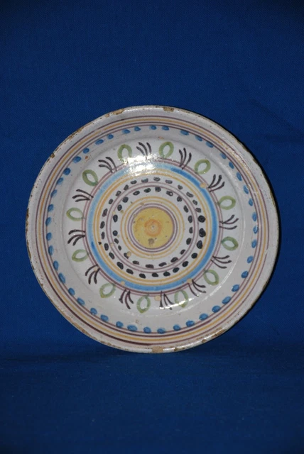 Assiette creuse en faïence XIXe de Nevers cercles concentriques