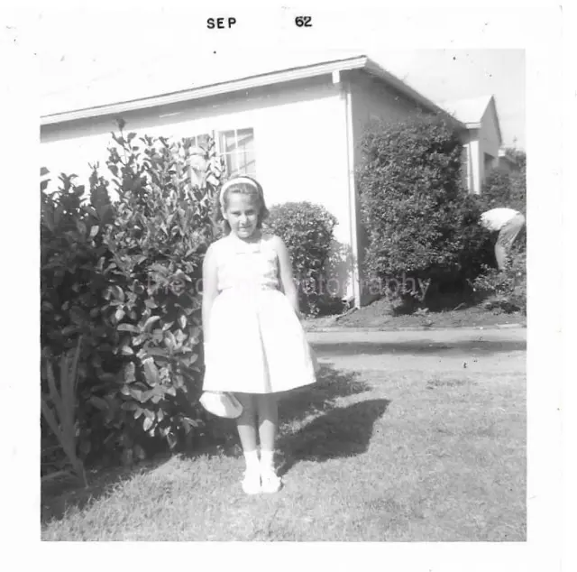 YOUNG AMERICAN GIRL 1940's Vintage FOUND PHOTO Black And White Snapshot 42 58 ZZ