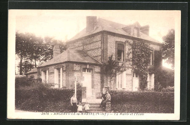 CPA Angerville-la-Martel, La Mairie et L'Ecole