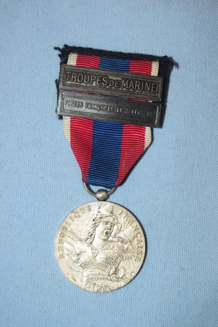 Lot De 3 Insignes Et Médailles Françaises - Argent Et Autres Métaux - Objet De Collection - Occasion