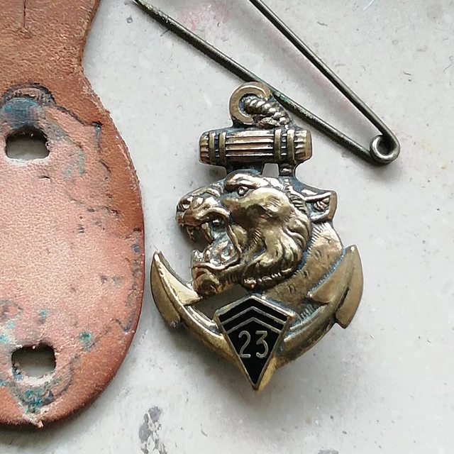 VENDU PAR CUIRASSIER11 INSIGNE 23 EME REGIMENT TIRAILLEURS ALGERIEN ARTHUR BERTRAND - Insignes