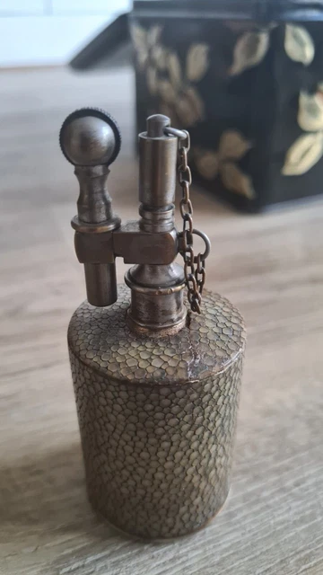 Ancien briquet essence en galuchat / art déco /1930 