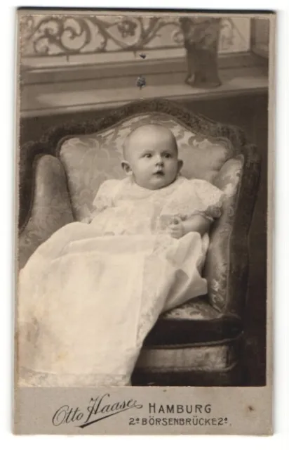 Fotografie Otto Haase, Hamburg, Portrait Säugling in Kleidchen