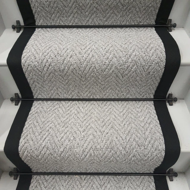 Corredor de salón espina de arenque gris con lados y extremos con cinta negra 4m x 60cm