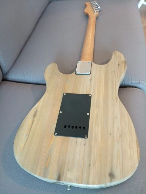 Guitare électrique customisée type stratocaster en mélèze  6