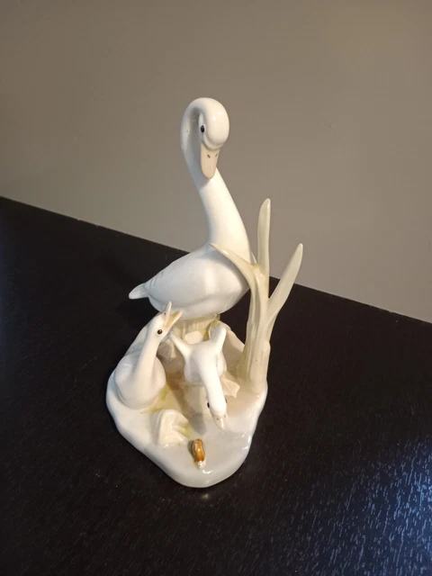 Casades, un groupe en porcelaine  cygne et ses petits  16,5*15cm et 513 grammes