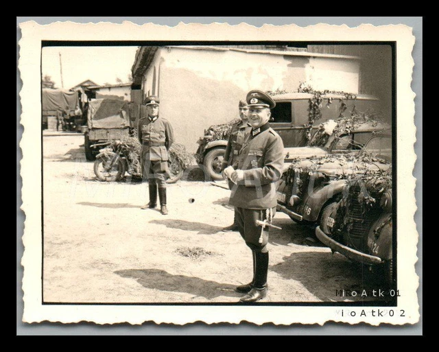 FOTO, WK2, HPTM. Lutz, Oblt. Schurr am KFZFuhrpark in Rani Sep. 1941
