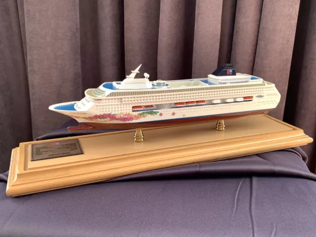 Norwegian Cruise Line Pride of ALOHA Scale Showcased Cruise Ship Model 1:1250