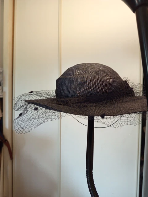 Chapeau de femme paille noire voilette et bouquet de fleurs Taille 55 cm