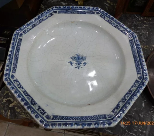 Grand Plat en camaïeu bleu en faïence de Moustiers   ?  18ème  ?