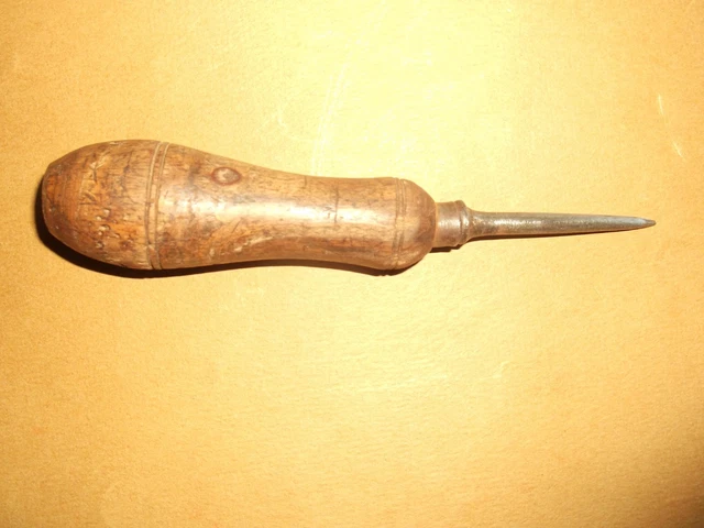 Ancien outil de bourrelier, sellier, cordonnier avec poinçons et